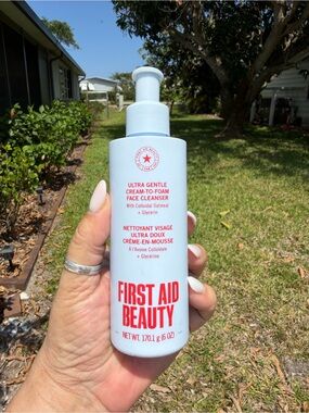FIRST AID BEAUTY Ultra Gentle Cream-to-Foam Face Cleanser